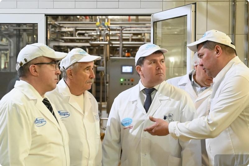Первый замгубернатора Свердловской области Алексей Шмыков посетил ООО «Молочная Благодать».